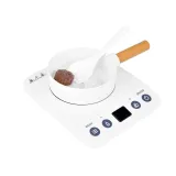 kolorowe warzywa do krojenia na desce kuchennej