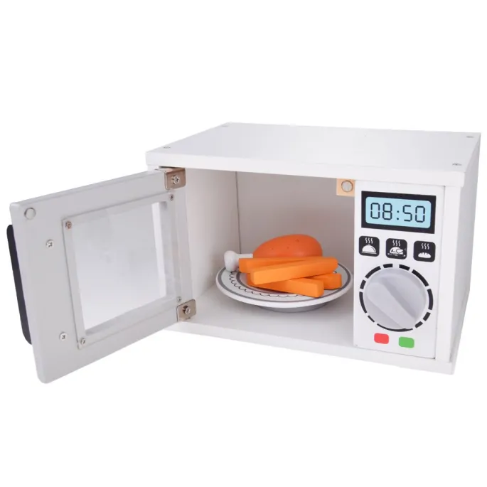 imitacje jedzenia: tosty, udko z kurczaka, frytki i ciasteczka na talerzyku