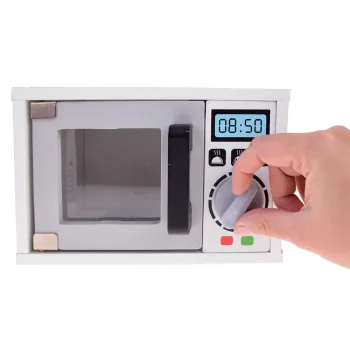 dziecko bawiące się kuchenką i akcesoriami imitującymi posiłki