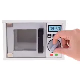 dziecko bawiące się kuchenką i akcesoriami imitującymi posiłki