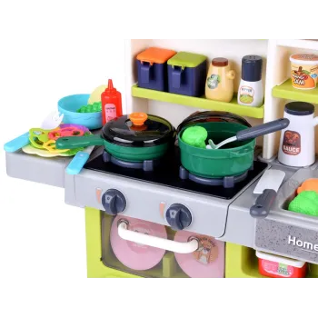 szafki i lodówka w kuchni dziecięcej z otwartymi drzwiczkami