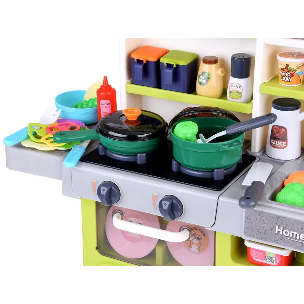 szafki i lodówka w kuchni dziecięcej z otwartymi drzwiczkami