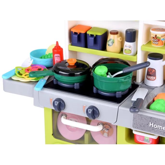 szafki i lodówka w kuchni dziecięcej z otwartymi drzwiczkami