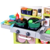 szafki i lodówka w kuchni dziecięcej z otwartymi drzwiczkami