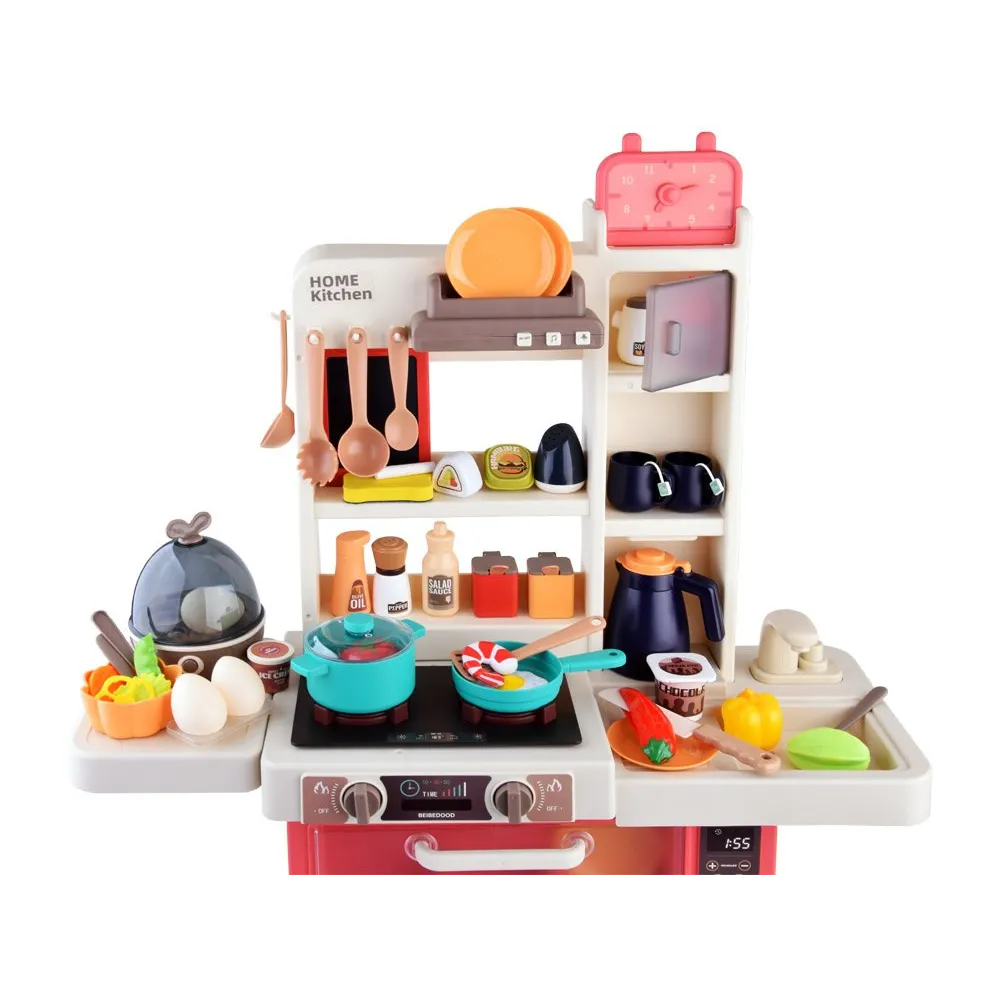 lodówka i blat roboczy kremowo-różowej kuchni