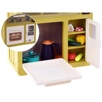 tablica z kredą i gąbką w dziecięcej kuchni zabawkowej