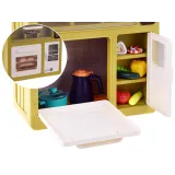 tablica z kredą i gąbką w dziecięcej kuchni zabawkowej