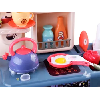 widok na piekarnik z otwartymi drzwiczkami i akcesoriami w środku