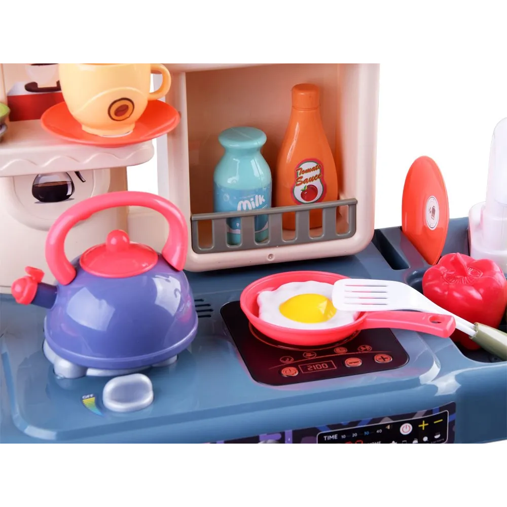 widok na piekarnik z otwartymi drzwiczkami i akcesoriami w środku