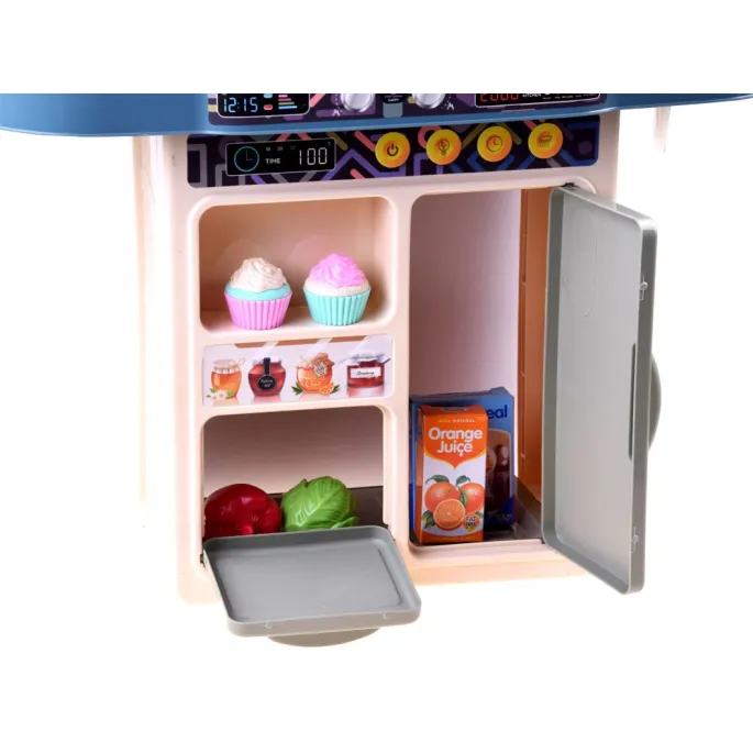 zbliżenie na ekspres do kawy na kapsułki w kuchni zabawkowej