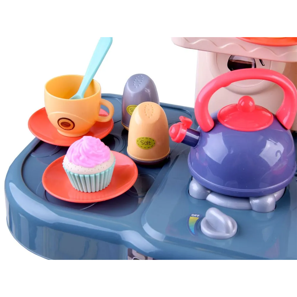 przykład akcesoriów kuchennych: talerze, filiżanki, patelnia i sztućce