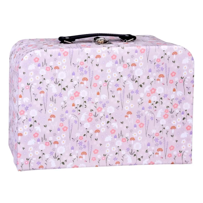 Drewniane mebelki do domku dla lalek na tle kwiecistej walizki