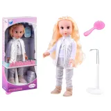 Lalka Adrianna elegantka ze stoku w zimowym stroju na stojaku