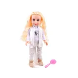 Zbliżenie na twarz lalki Adrianny z długimi blond włosami