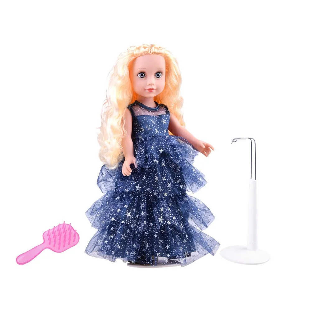 Zbliżenie na srebrne gwiazdki na sukni lalki Ariana