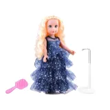 Zbliżenie na srebrne gwiazdki na sukni lalki Ariana