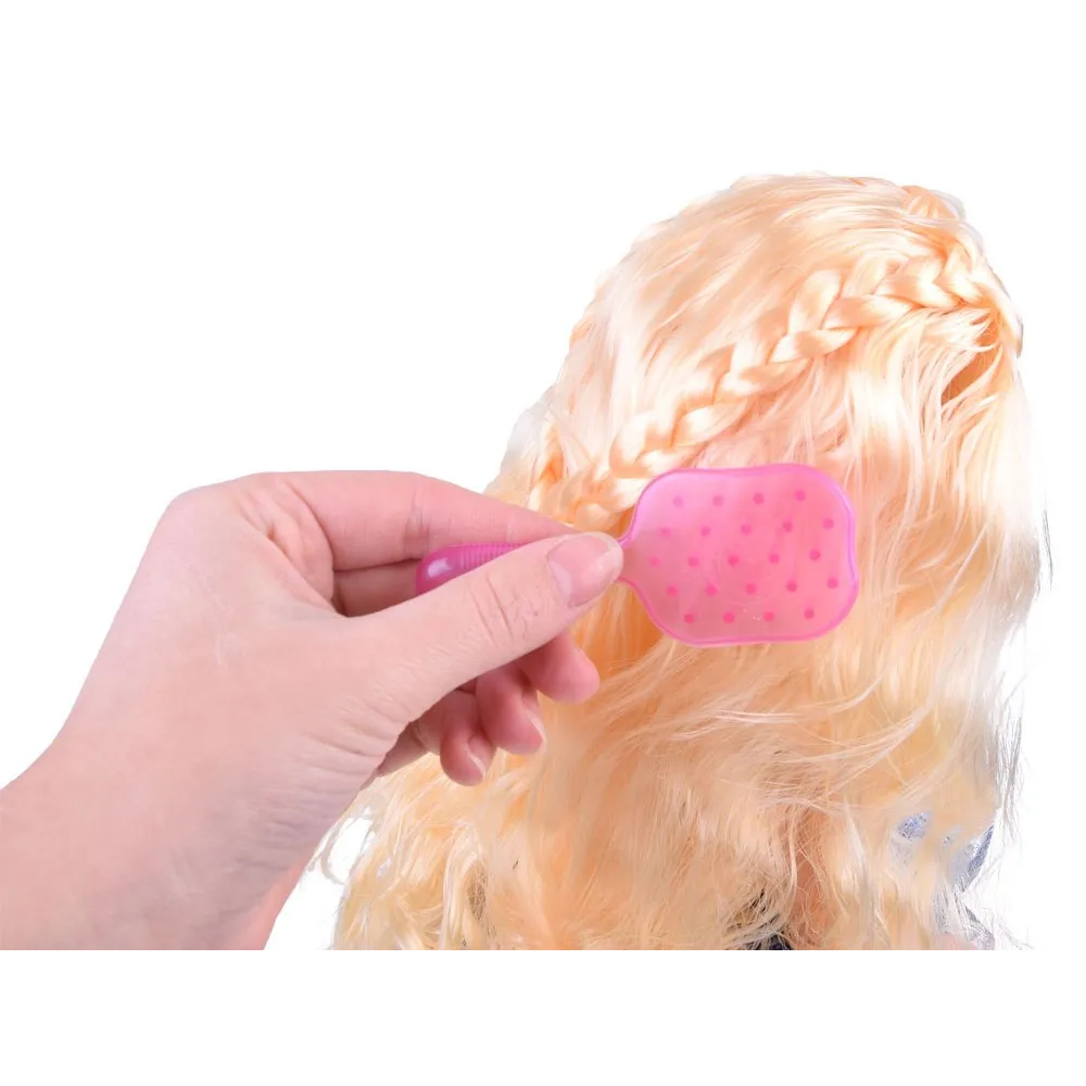 Lalka Ariana ustawiona na stojaku do ekspozycji