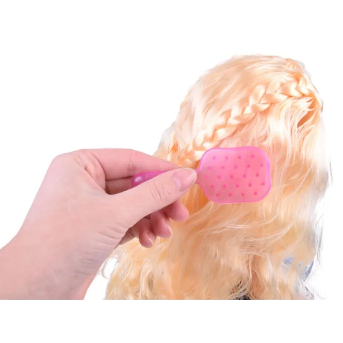 Lalka Ariana ustawiona na stojaku do ekspozycji