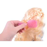 Lalka Ariana ustawiona na stojaku do ekspozycji