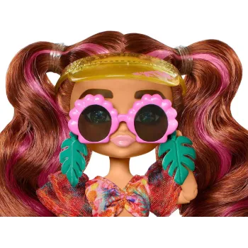 Lalka Barbie Extra Fly Minis ustawiona na podstawce do ekspozycji