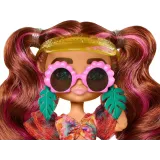 Lalka Barbie Extra Fly Minis ustawiona na podstawce do ekspozycji