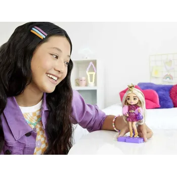 Barbie EXTRA MINIS prezentująca stylizację na silnej podstawce