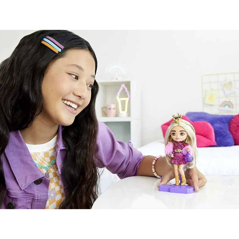 Barbie EXTRA MINIS prezentująca stylizację na silnej podstawce