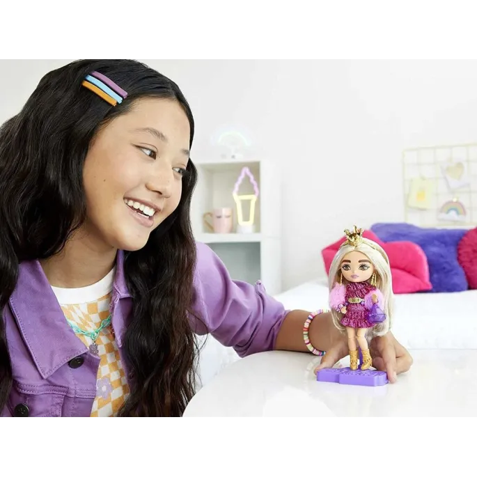 Barbie EXTRA MINIS prezentująca stylizację na silnej podstawce