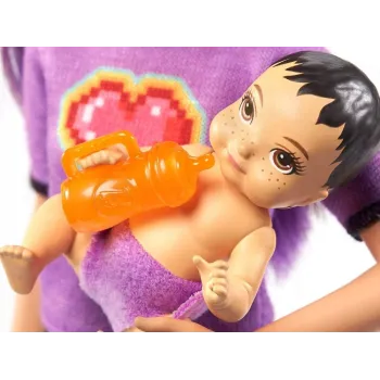 Pojedyncza lalka Barbie Skipper trzymająca niemowlaka na rękach