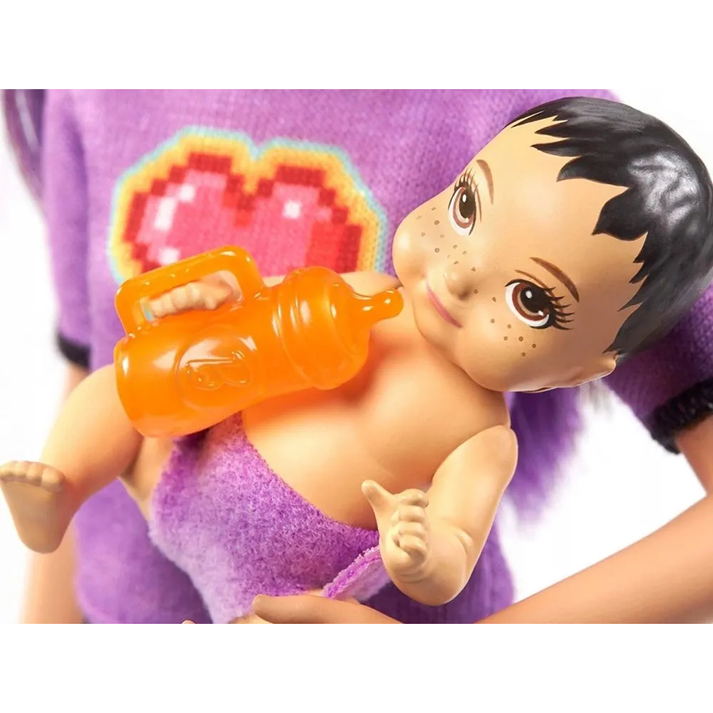 Pojedyncza lalka Barbie Skipper trzymająca niemowlaka na rękach