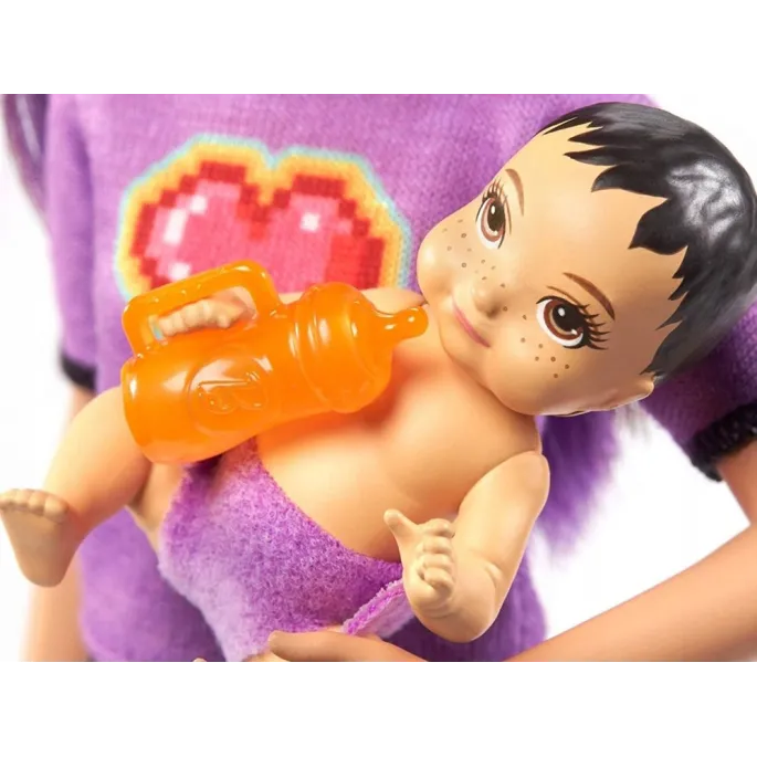 Pojedyncza lalka Barbie Skipper trzymająca niemowlaka na rękach
