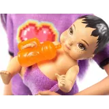 Pojedyncza lalka Barbie Skipper trzymająca niemowlaka na rękach