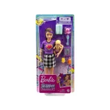Zbliżenie na niemowlaka w pieluszce z zestawu Barbie Skipper opiekunka
