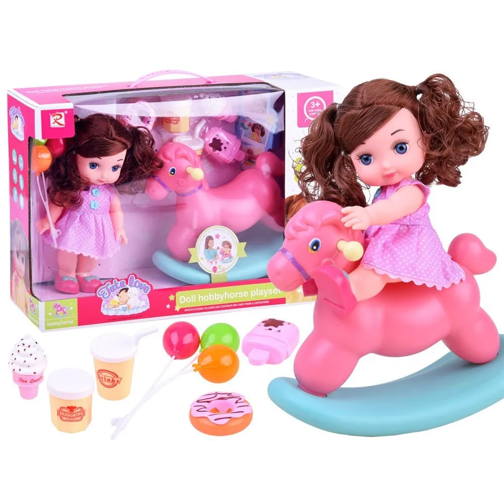 lalka bobas z długimi kręconymi włosami trzyma konika na biegunach