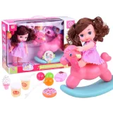 lalka bobas z długimi kręconymi włosami trzyma konika na biegunach