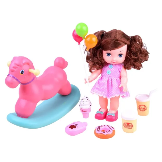 zbliżenie na twarz lalki z niebieskimi oczami i długimi rzęsami