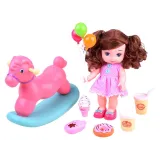 zbliżenie na twarz lalki z niebieskimi oczami i długimi rzęsami