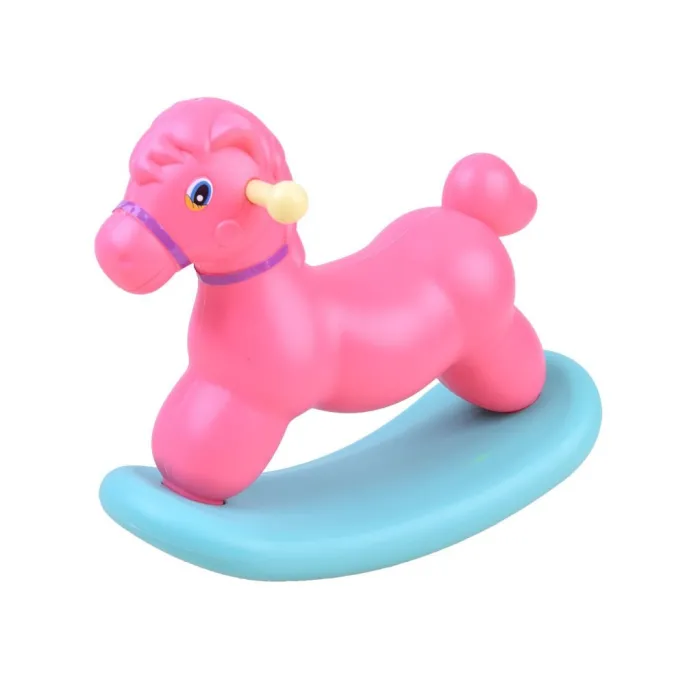 lalka w estetycznym ubranku siedzi na koniku na biegunach