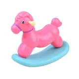 lalka w estetycznym ubranku siedzi na koniku na biegunach