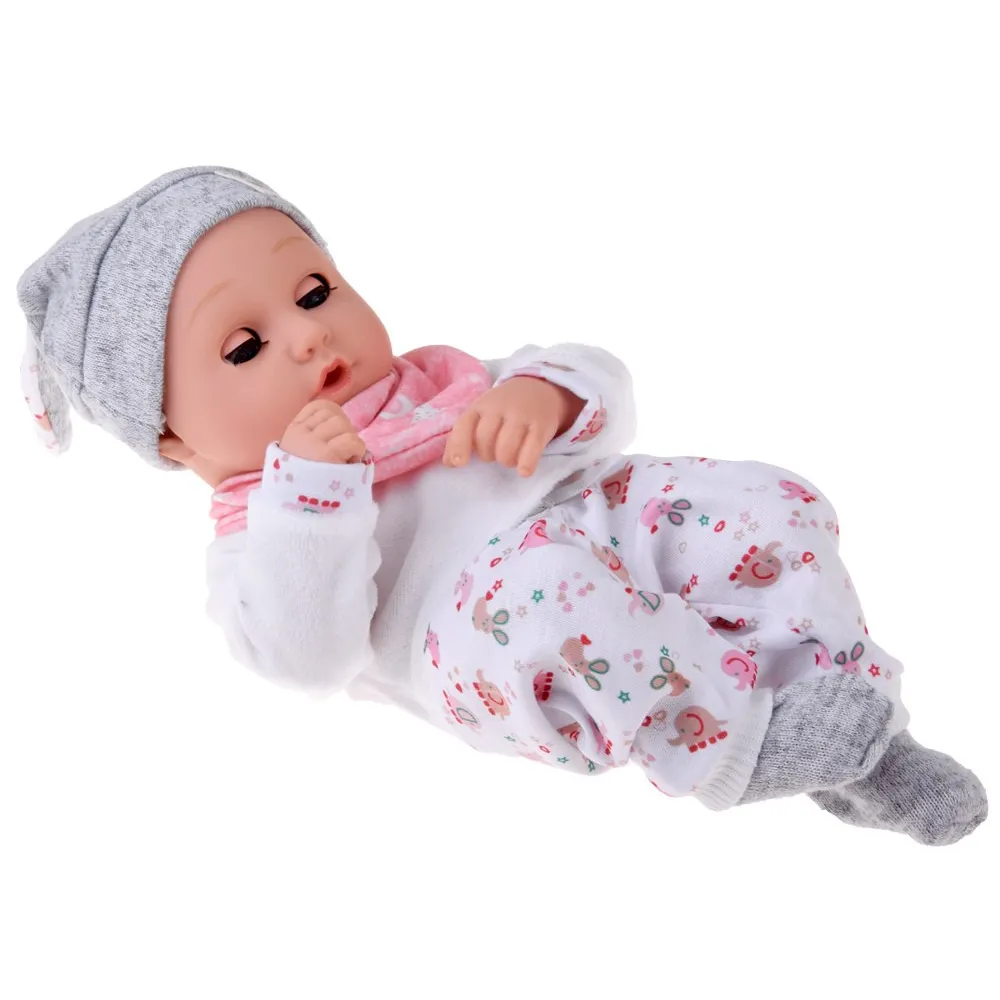 Zbliżenie na realistyczną twarz bobasa z niebieskimi oczkami