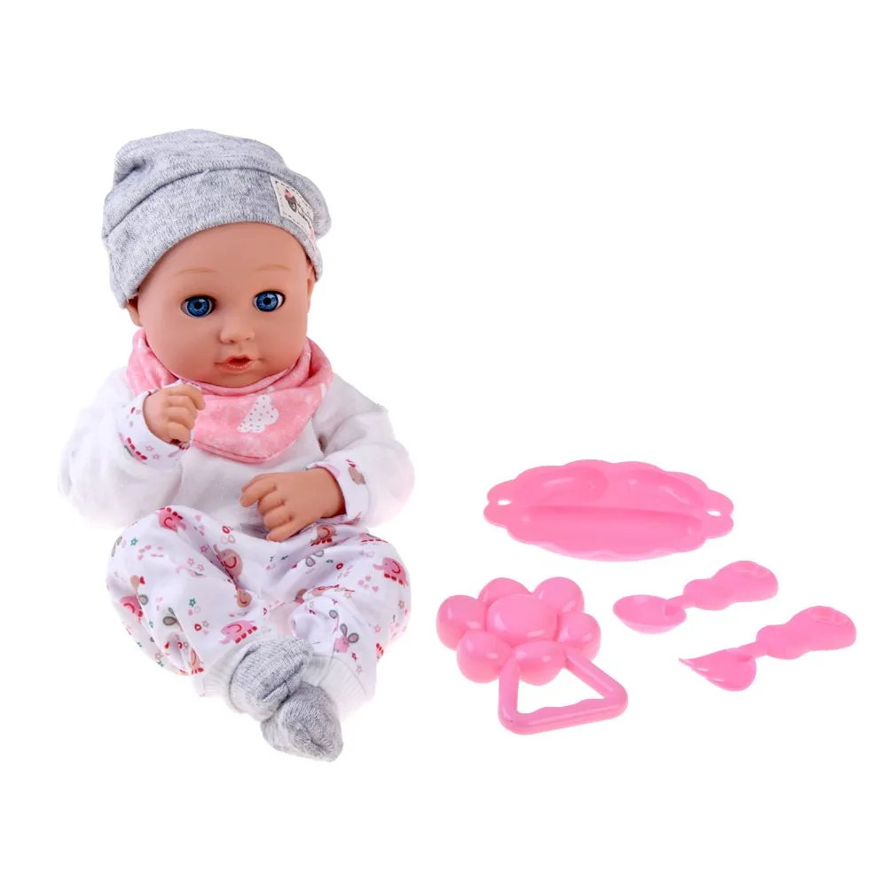 Lalka z czapeczką i różowym śliniaczkiem na tle akcesoriów