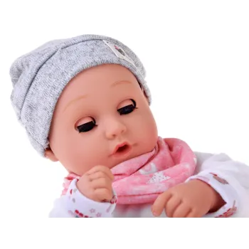 Detal ubranka lalki z białymi spodniami w zwierzątka