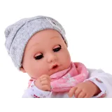 Detal ubranka lalki z białymi spodniami w zwierzątka