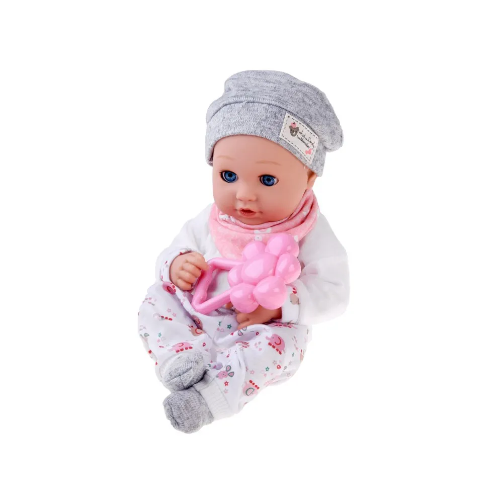 Lalka bobas w miękkiej bluzeczce leżąca na boku