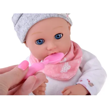 Zestaw do karmienia obok ułożonej lalki bobasa