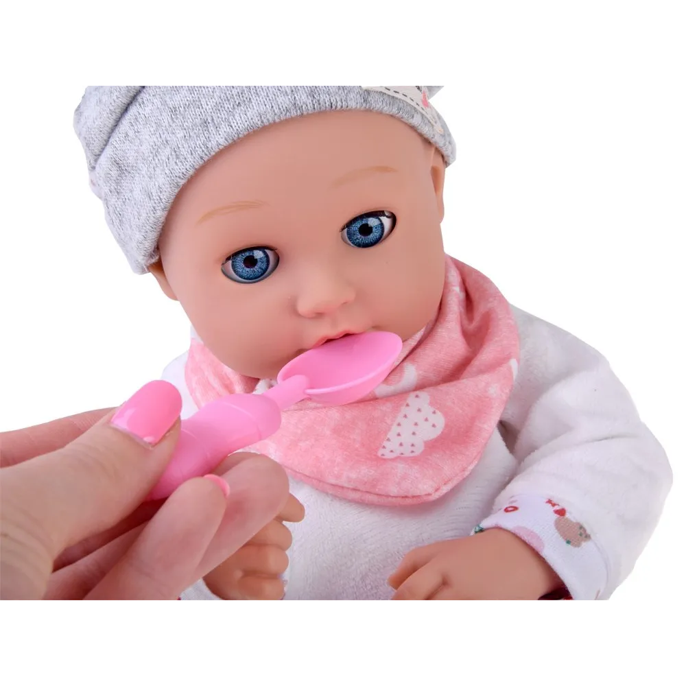 Zestaw do karmienia obok ułożonej lalki bobasa