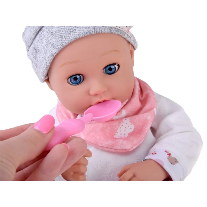 Zestaw do karmienia obok ułożonej lalki bobasa