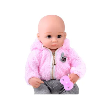 Zbliżenie na realistyczną twarz lalki bobasa