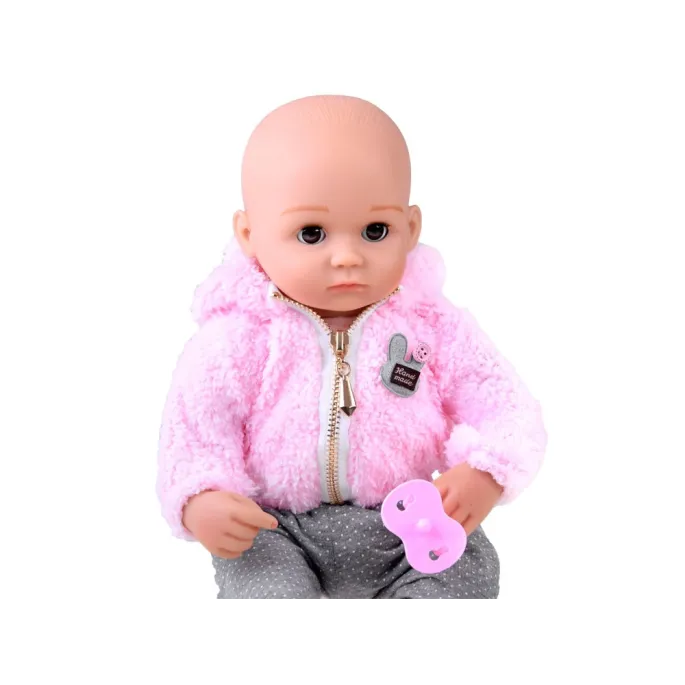 Zbliżenie na realistyczną twarz lalki bobasa