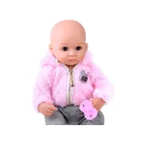 Zbliżenie na realistyczną twarz lalki bobasa